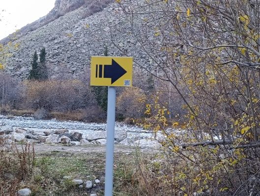 Safe direction sign